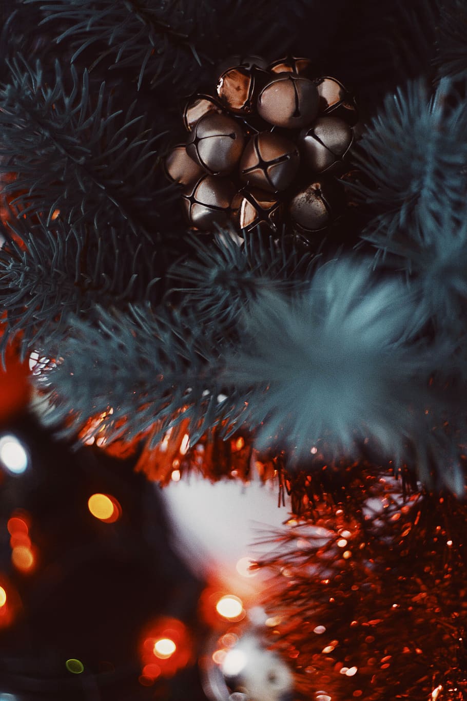silver bauble on Christmas tree, selective focus photography of gray ornament HD wallpaper
