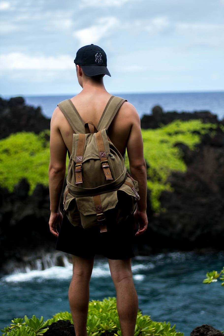 man standing on cliff carrying backpack, male, cap, hat, caucasian HD wallpaper