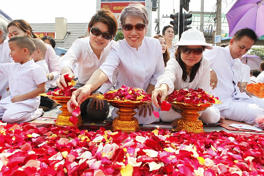 Thai, Thailand, Ceremony, rose petals, buddhism, wat, phra dhammakaya, HD wallpaper