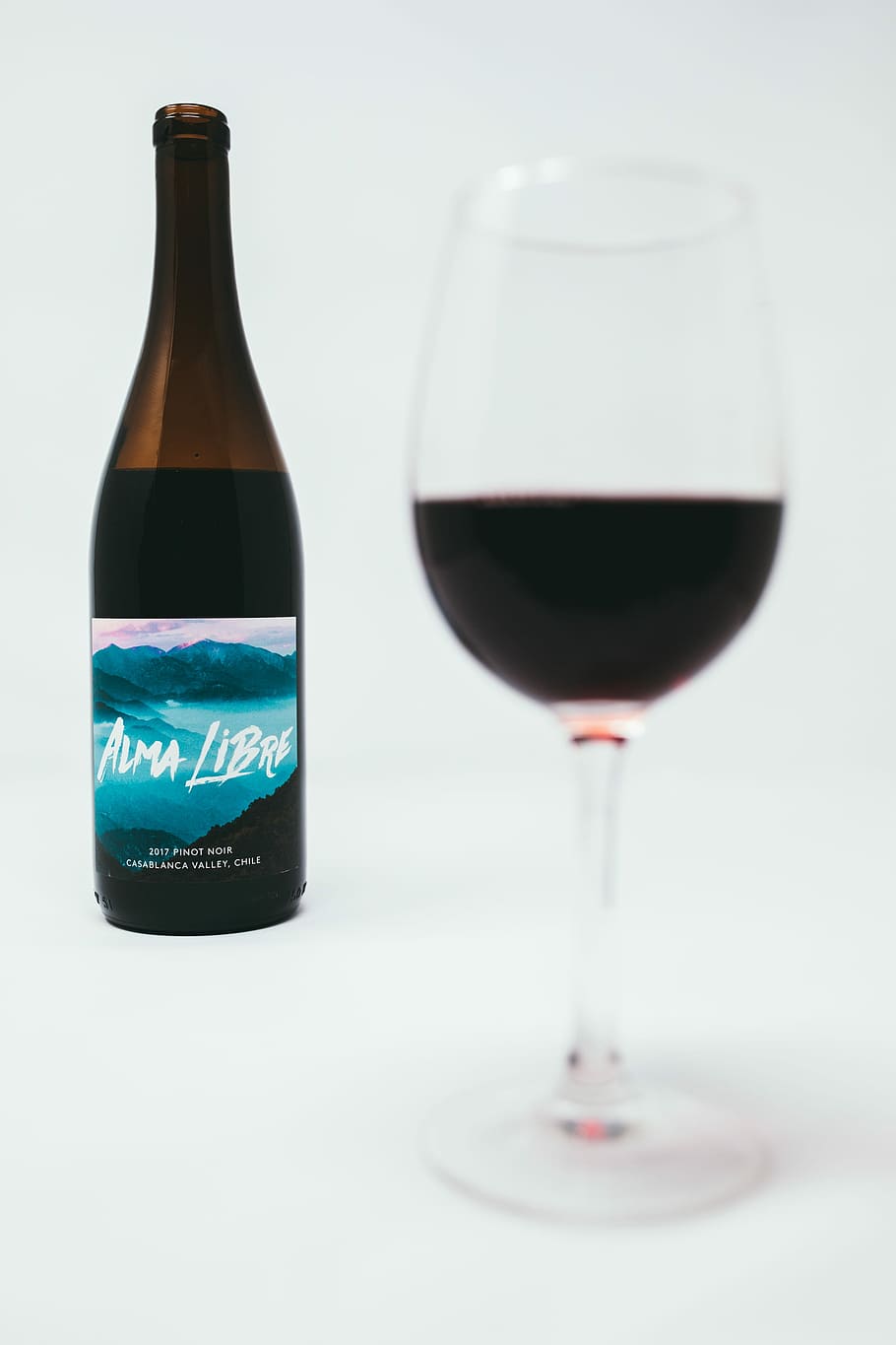 Alma Libre wine bottle near wine glass, clear wine glass near Alma Libre wine bottle HD wallpaper