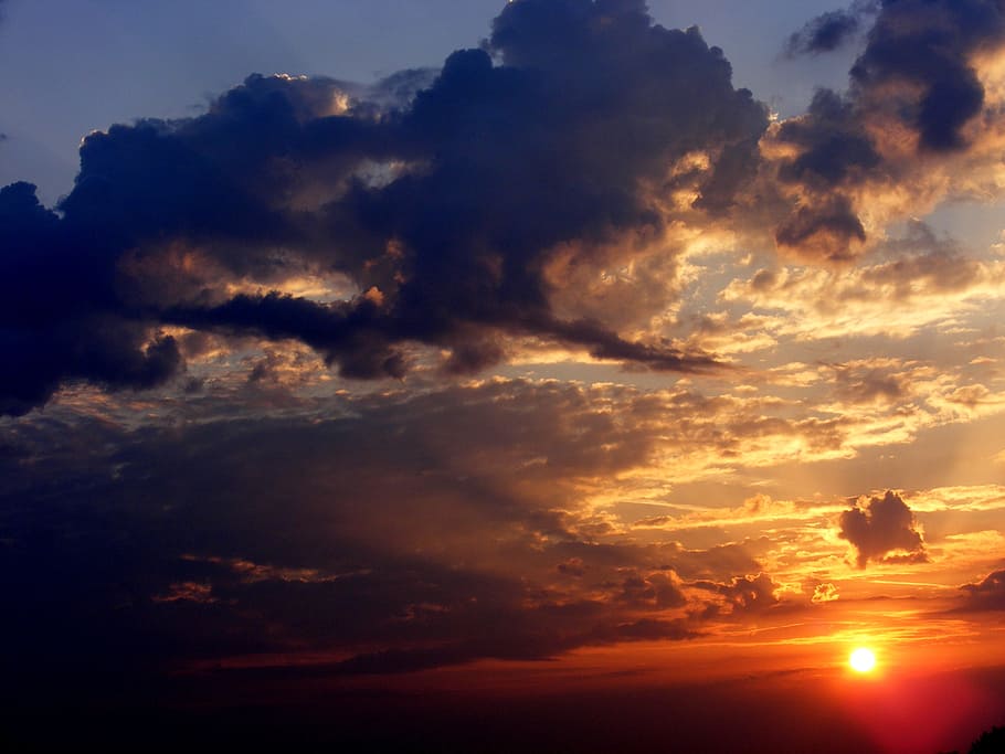 Hãy tận hưởng cảm giác thanh bình và yên tĩnh với hình ảnh sunset, sky, cloud tuyệt đẹp. Những gam màu đậm chất trữ tình sẽ đưa bạn vào một không gian đầy mơ mộng và lãng mạn.