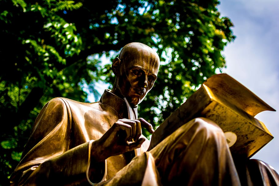 bronze man reading book statue, gold statue of man reading book HD wallpaper