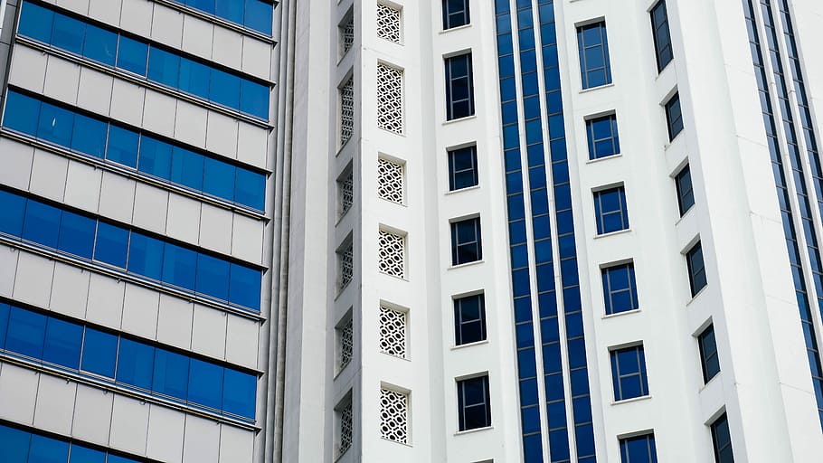 white and blue concrete building, man's eye view of multi-storey building HD wallpaper