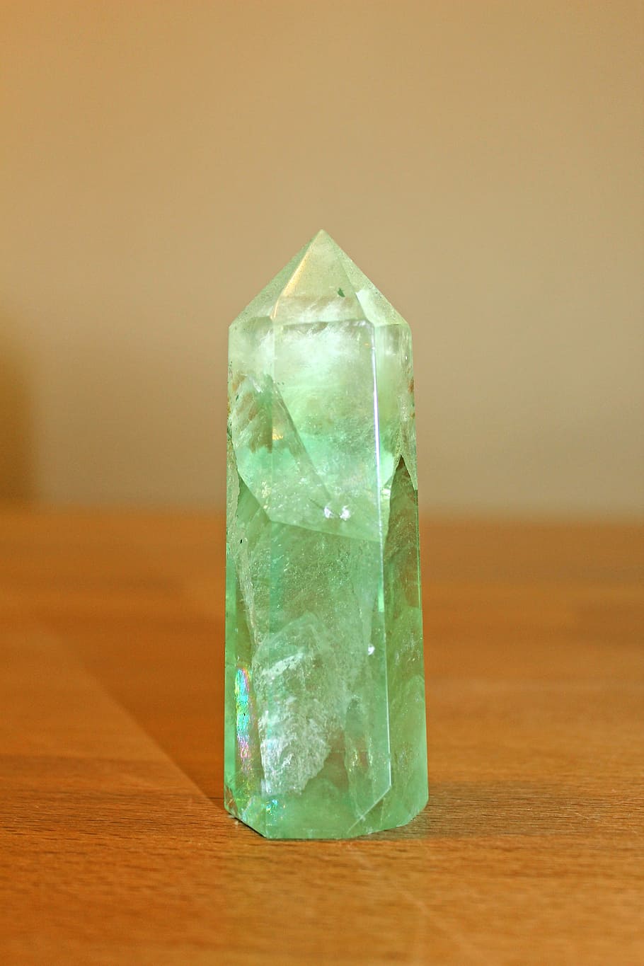 green stone on brown wooden board, fluorite, gem, healing stone HD wallpaper