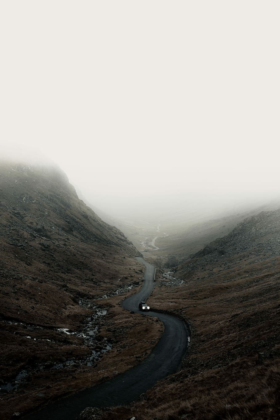 road between mountains, car on road beside mountains, valley HD wallpaper
