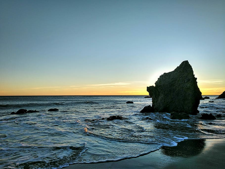 waves crashing shoreline, ocean, rock, sunset, yellow, sea HD wallpaper
