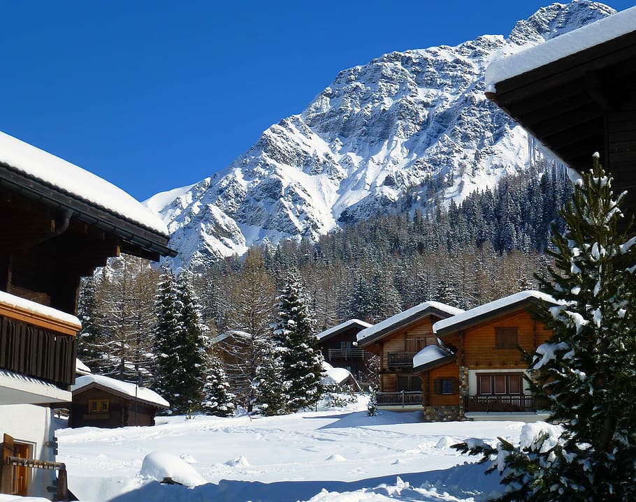 village at side of mountain covered by snow, chalet, winter HD wallpaper