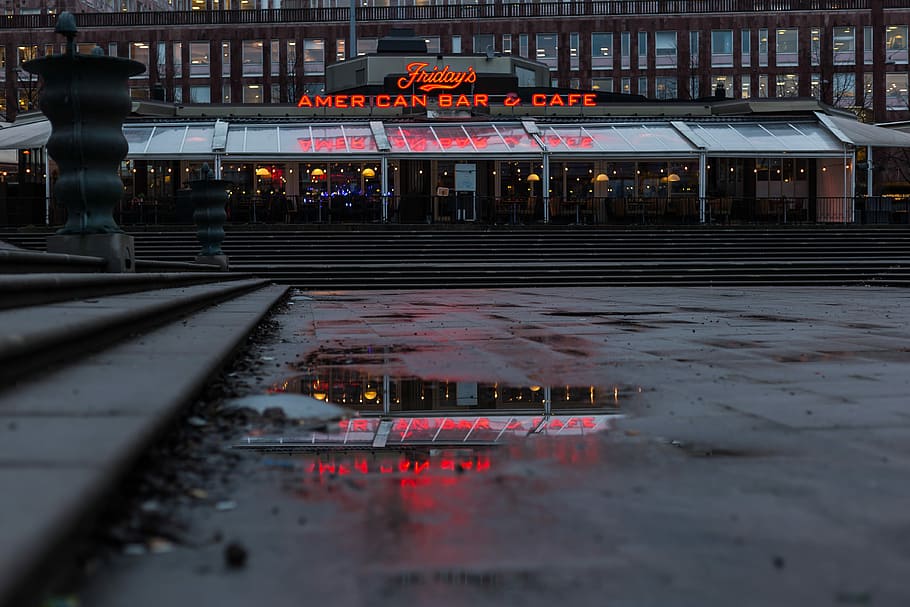 Friday's American Bar & Cafe storefront, AMerican Bar & Cafe store front HD wallpaper