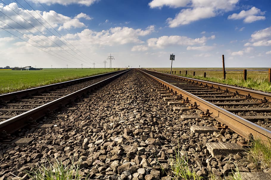 brown railway near grass field, Sylt, Hindenburg, Damm, Shuttle, HD wallpaper