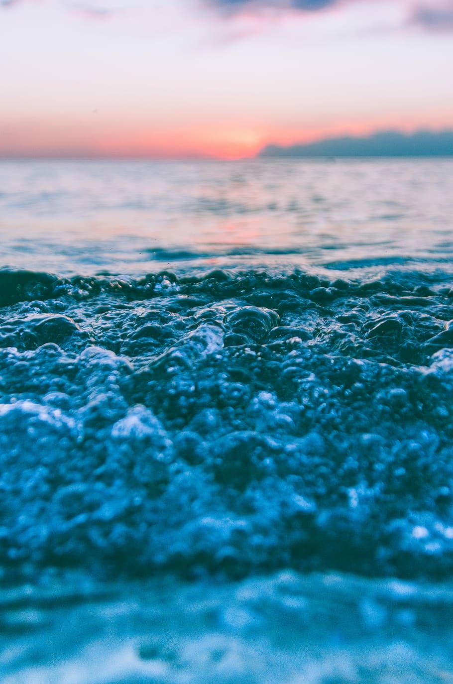sand near seashore during daytime, closeup photo of body of water HD wallpaper