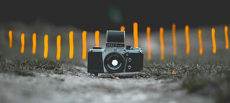 selective focus photography of black and gray SLR camera on gorund, black film camera on soil, HD wallpaper