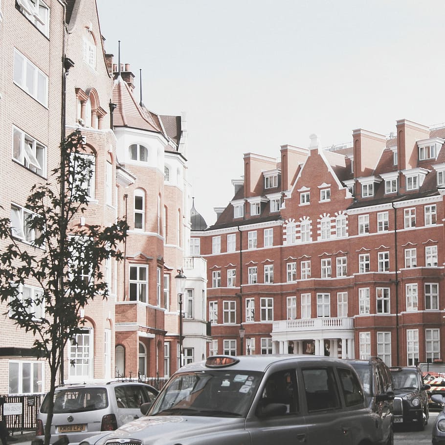 Red in London., brown and white concrete building, cityscape HD wallpaper