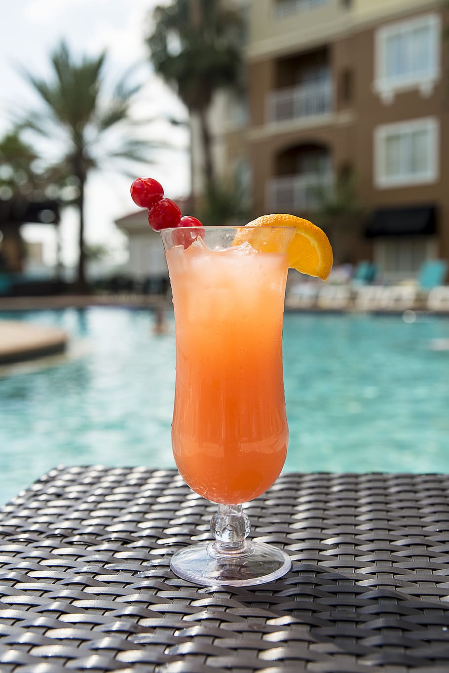 summer drink on table, cocktail, pool, beverage, tropical, refreshment HD wallpaper