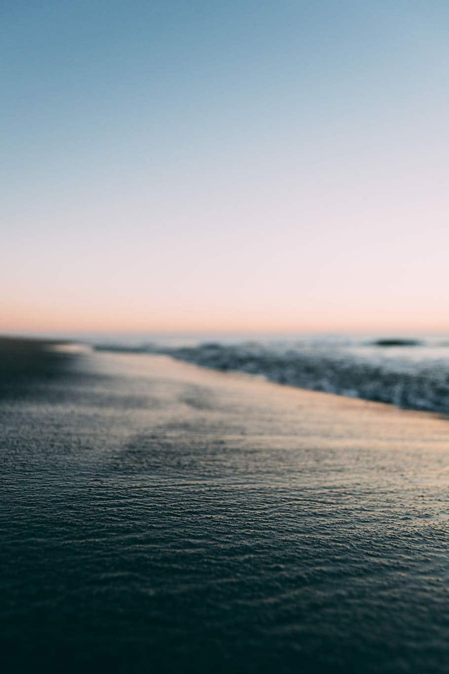 selective focus photography of black beach sand, selective focus photo of beach HD wallpaper