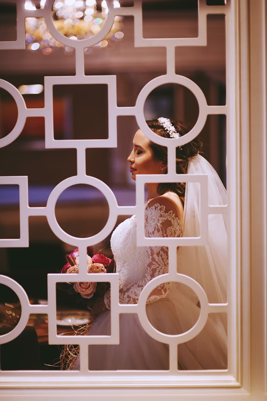 woman in white wedding gown holding flowers, woman in white wedding dress HD wallpaper
