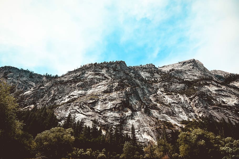 rocky mountain under white clouds, landscape photograph of forest and mountain HD wallpaper