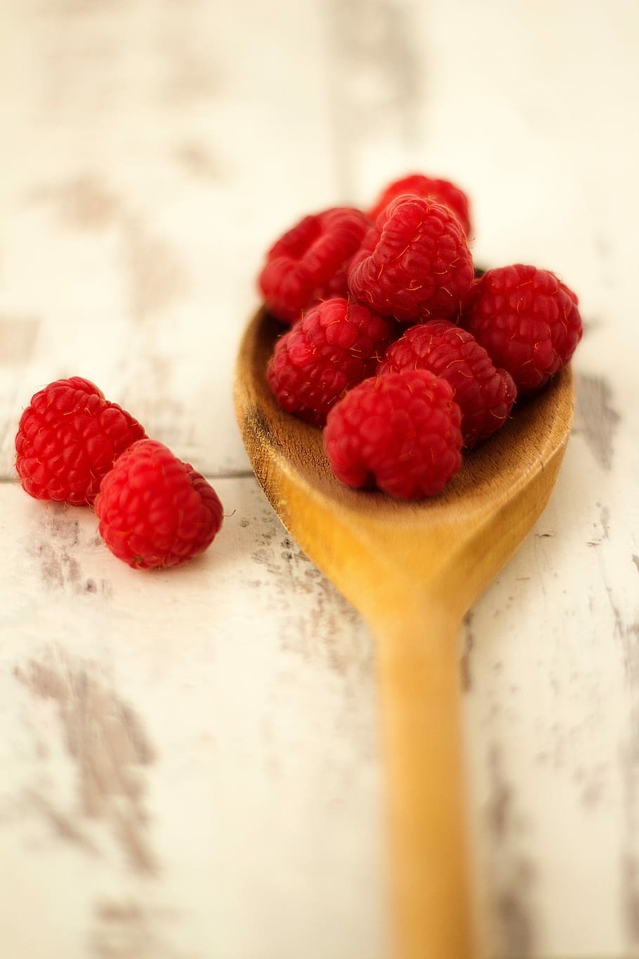 Fresh raspberries, berry, close up, raspberry, red, spoon, fruit, HD wallpaper