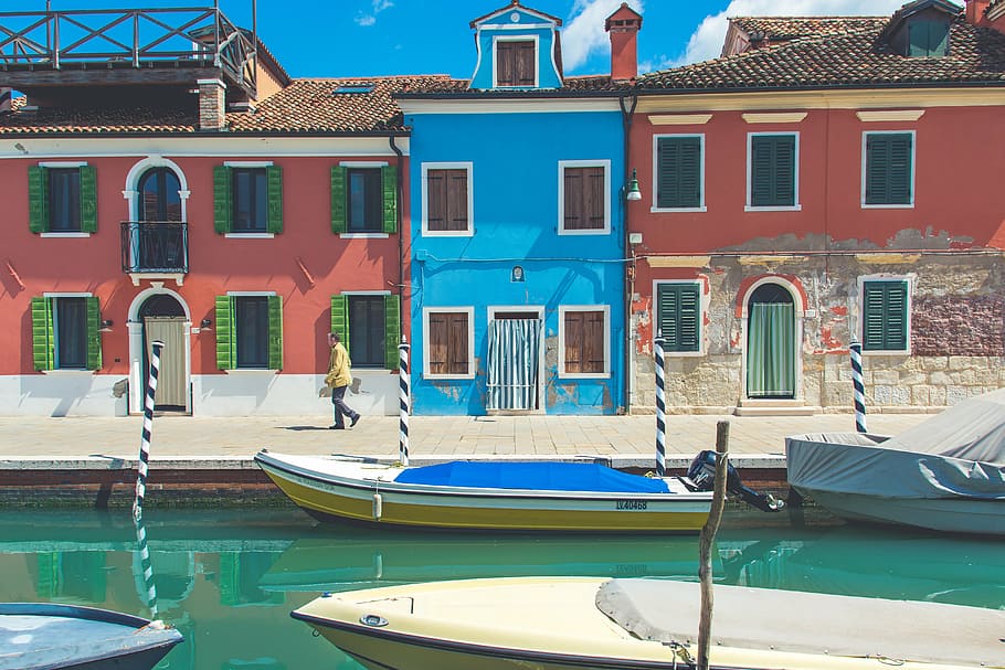 boats on body of water in front of house, white, yellow, motor HD wallpaper