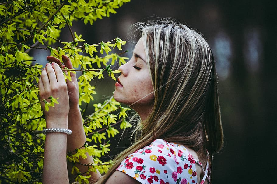 spring, flowers, forest, nature, blonde, beauty, headshot, portrait HD wallpaper