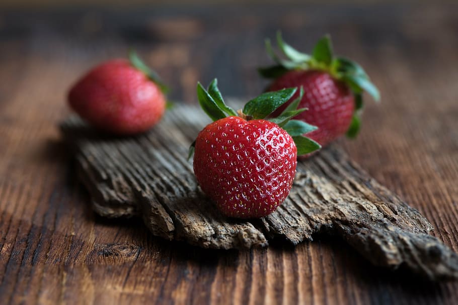 shallow focus photography of red strawberries, ripe, sweet, healthy, HD wallpaper