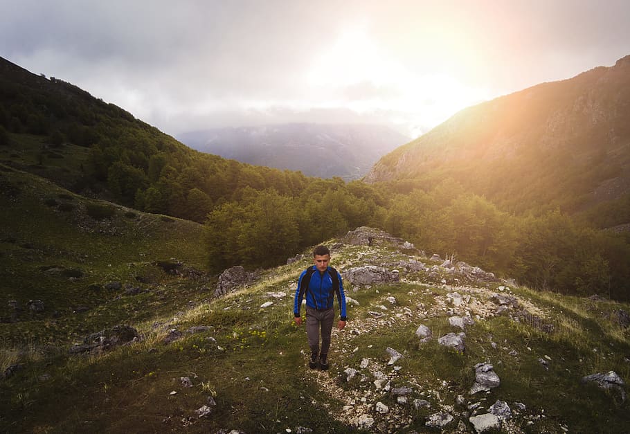 man standing on top of mountain, man standing on grass field mountain HD wallpaper