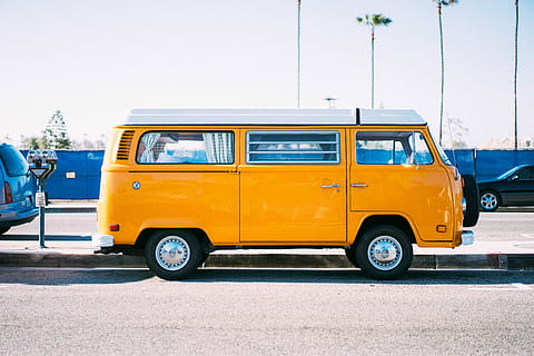 yellow and white bus parked on side of road, transportation, old-fashioned HD wallpaper