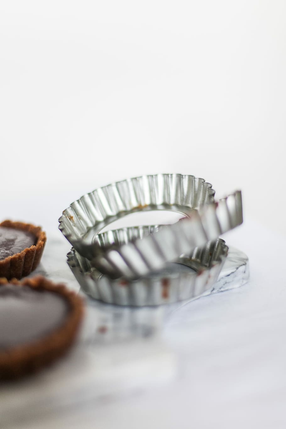gray cup cake plate, gray metal baking liners on white surface HD wallpaper