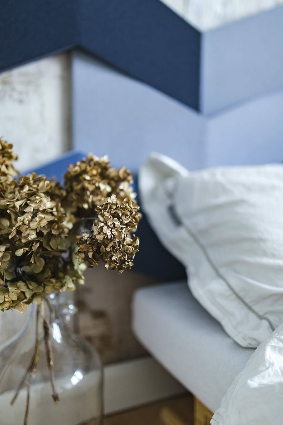 Designer bedroom with an ornamental golden plant in a jar by the bed HD wallpaper