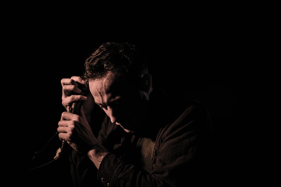 Tier live at cafe 9, person holding microphone in both hand, hands HD wallpaper