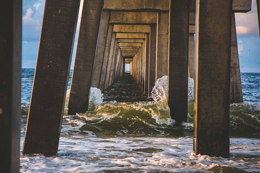 photography of gray bridge over body of water during daytime HD wallpaper