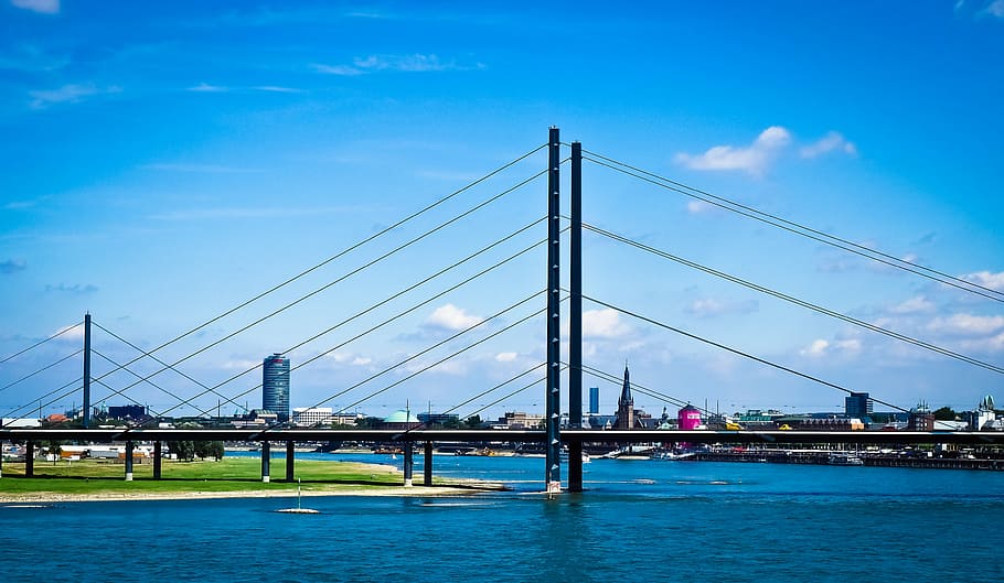 full-suspension bridge under blue and white sky at daytime HD wallpaper