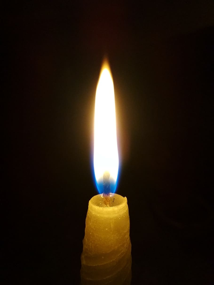 Зажженная свеча фото