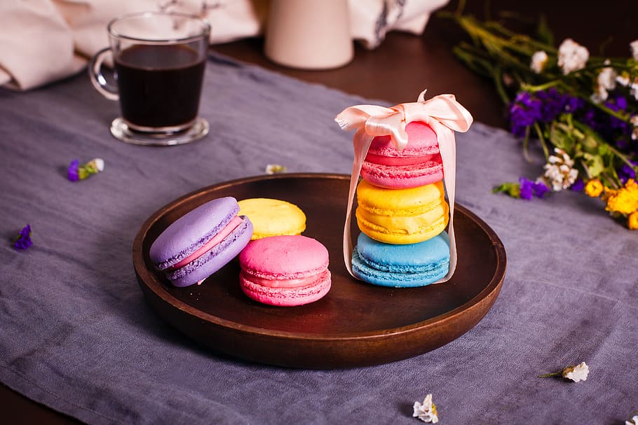 six macaroons served on plate, macarons, macaruns, dessert, sweets