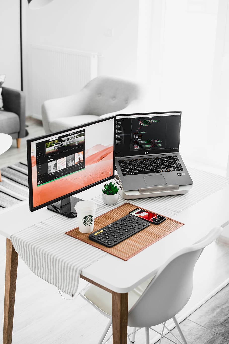 black flat screen computer monitor and laptop on table, flat screen computer monitor HD wallpaper