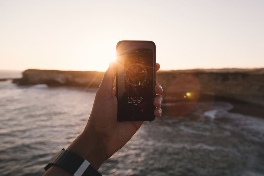 person holding smartphone set at 299 degrees, compass, smart phone HD wallpaper