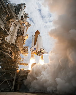 low angle-view of launching NASA shuttle spaceship, space shuttle atlantis HD wallpaper