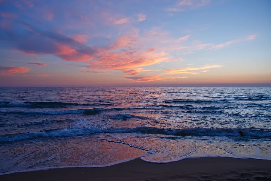 body of water under orange sunset, sea, wave, beach, clouds HD wallpaper
