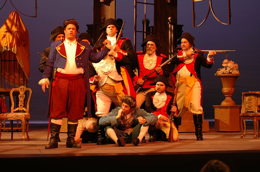 closeup photography of Dutchmen crew figurine, barber, seville HD wallpaper