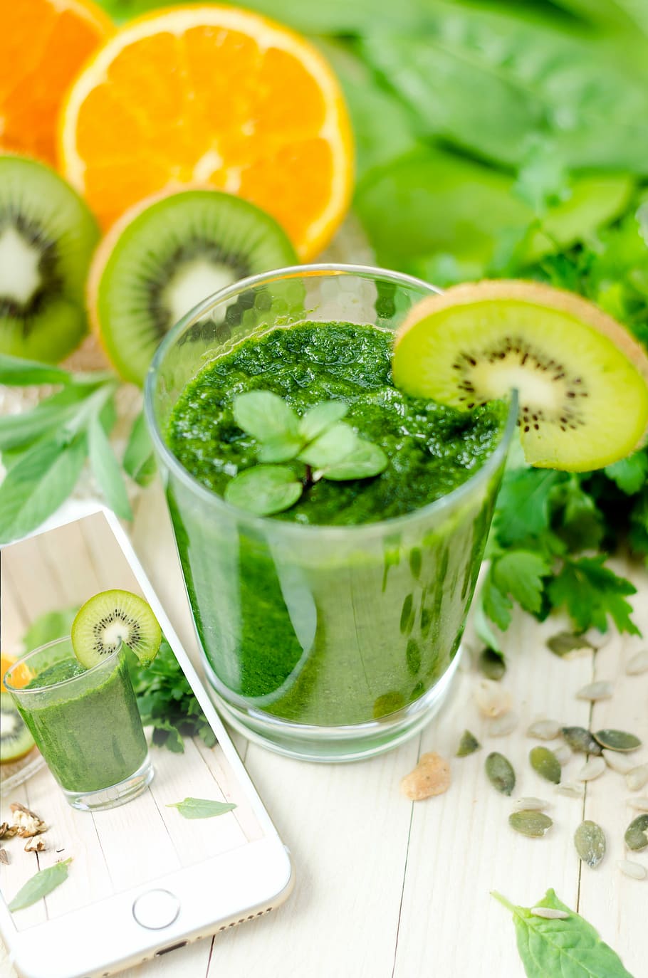 green shake fruits with kiwi, green blended drink on clear glass with lime, HD wallpaper