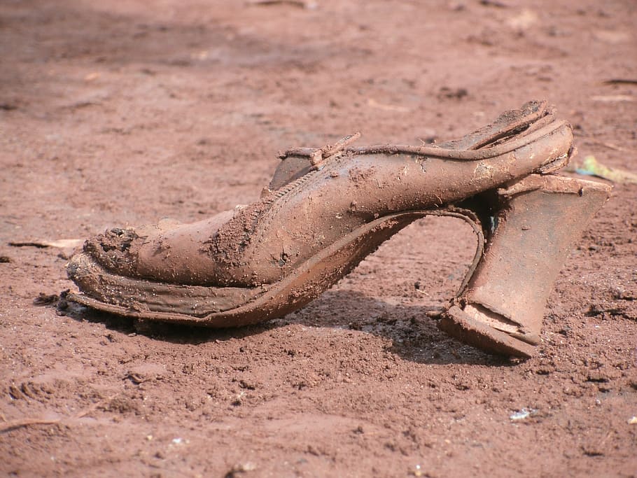 shoe, misery, mud, poverty, land, one animal, day, dirt, sand