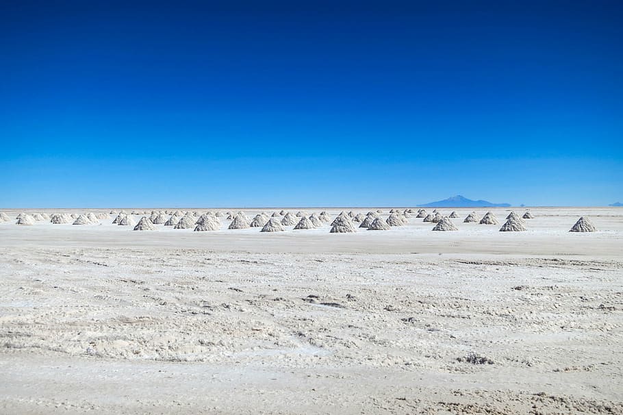 desert in distant of mountain under clear blue sky, gray, Uyuni Salt Flats, HD wallpaper
