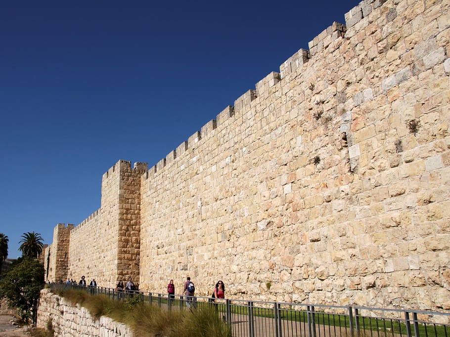 people walking beside of brown wall during daytime, jerusalem HD wallpaper