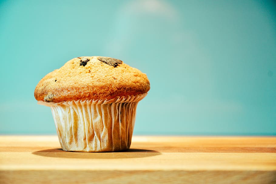 cupcake on brown wooden table, desk, muffin, breakfast, baking HD wallpaper