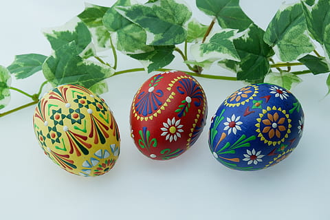 several egg trinkets beside if green leaf, easter, ornament HD wallpaper