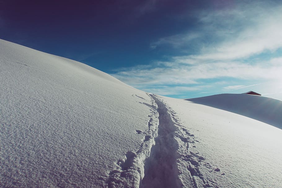 closeup photo of mountain snow trail, tracks, white, winter HD wallpaper