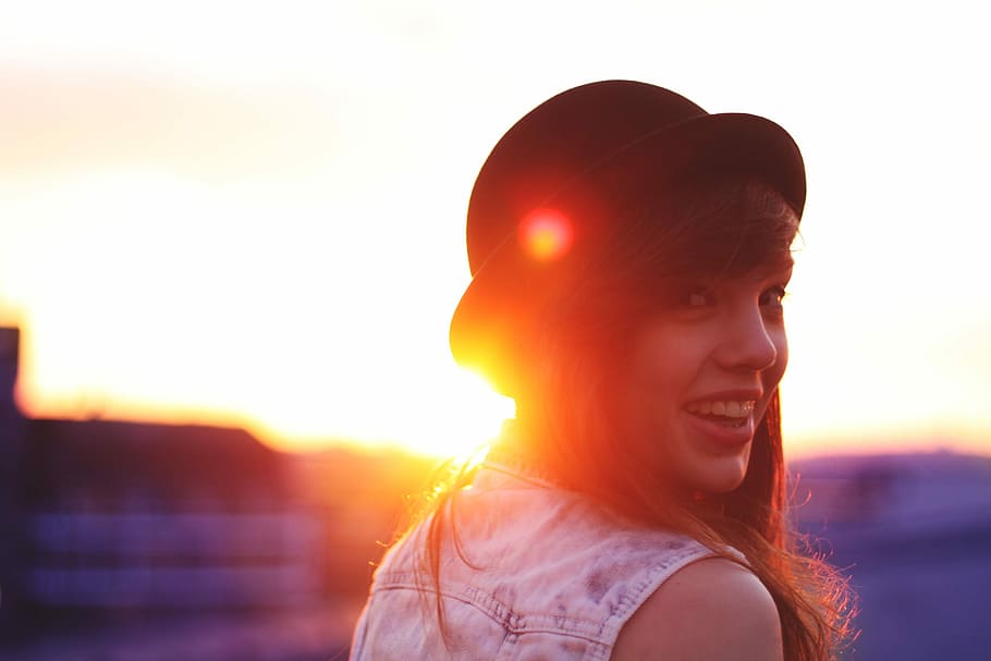 woman wearing fedora hat, sun, sunset, smile, headshot, portrait HD wallpaper
