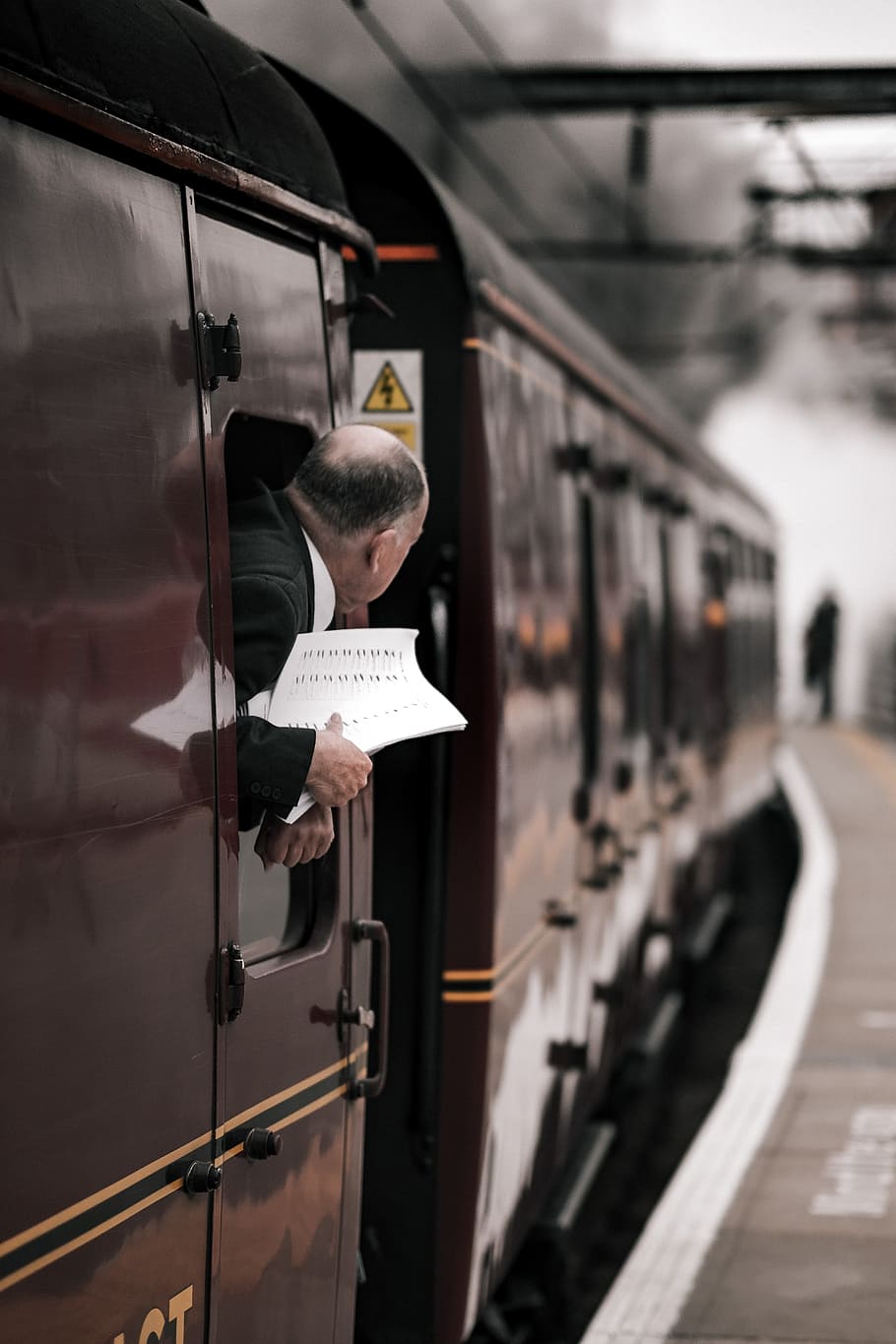 man on brown train looking outside, man peeking out of train's window HD wallpaper