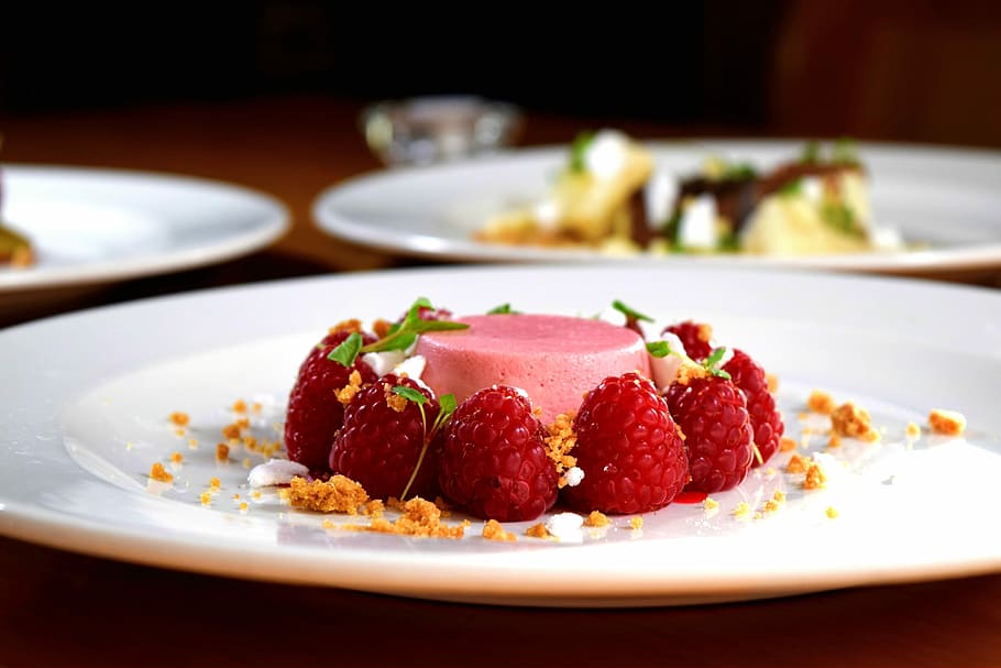 photo raspberry pastry serve in ceramic plate, food, strawberry HD wallpaper