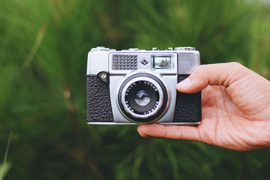 Agfa camera in photographer hand, technology, camera - Photographic Equipment HD wallpaper