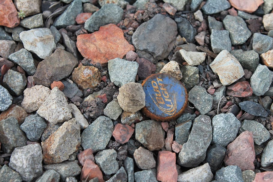 rocks, pebbles, trash, garbage, beer bottle cap, pollution HD wallpaper